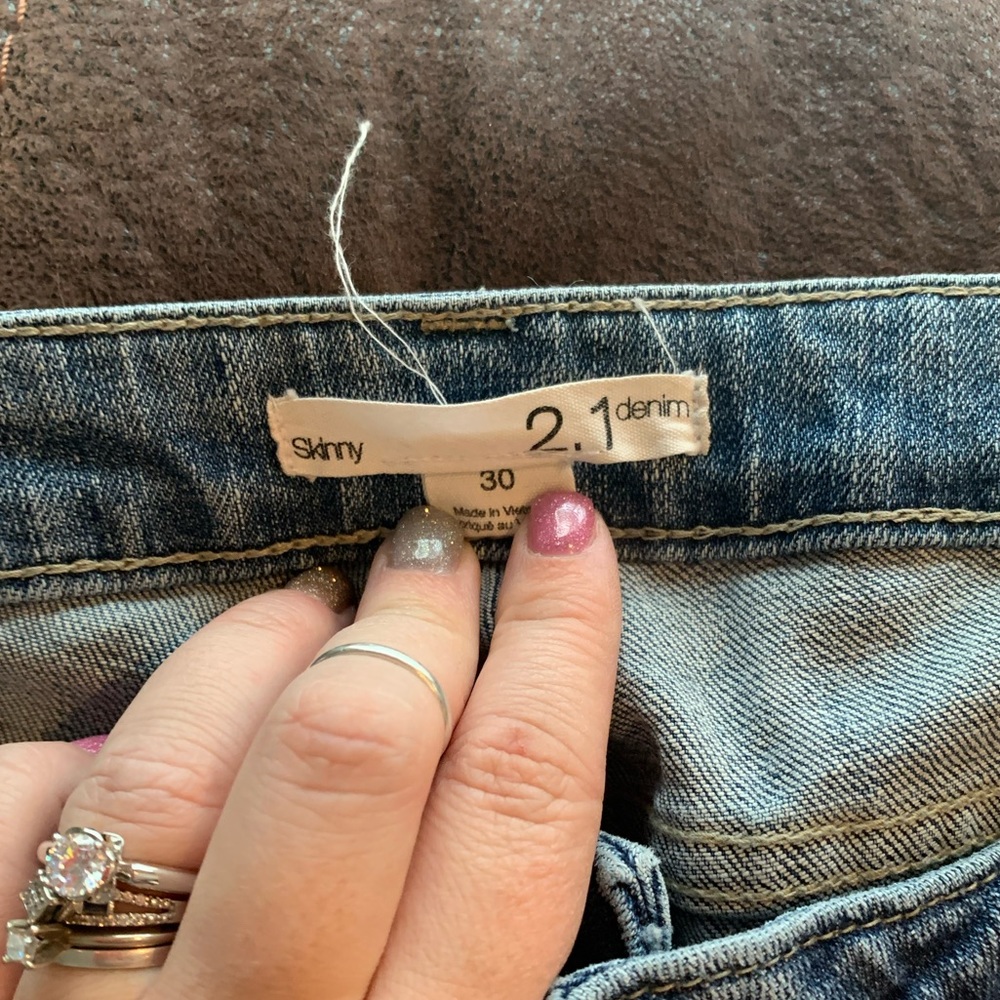 Distressed skinny jeans, can be cuffed